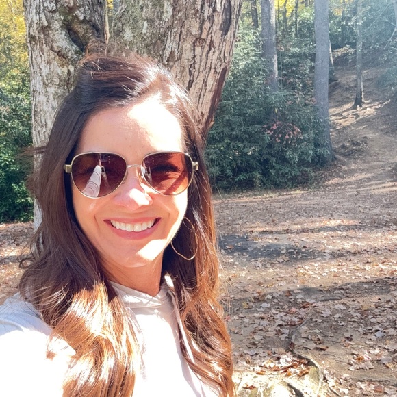 Meet your Posher, Nicole - Picture 1 of 1